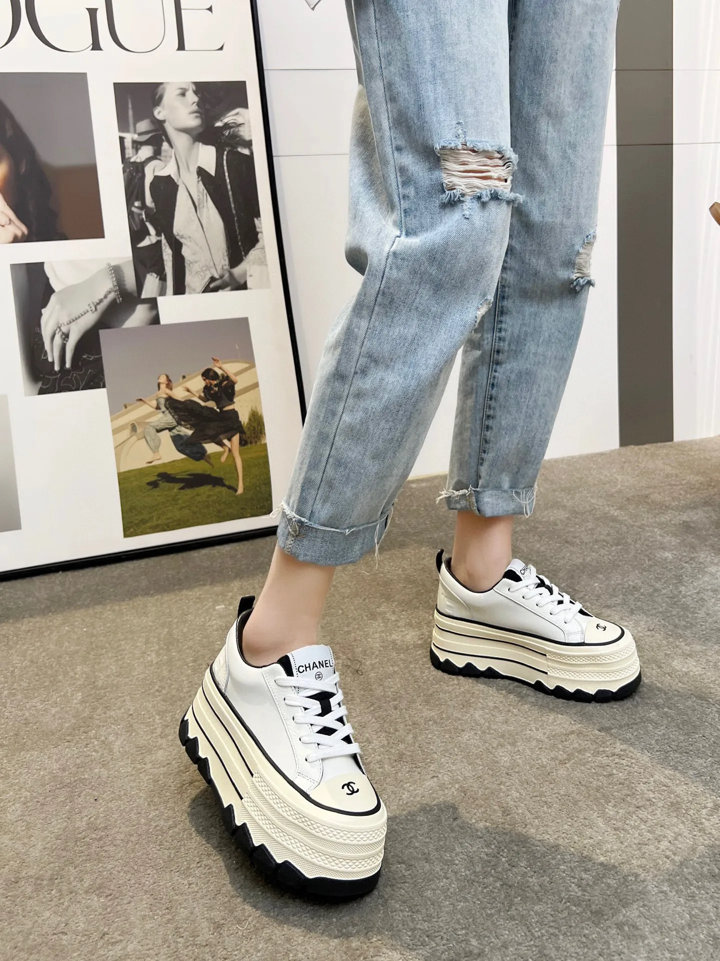 👟👟Ex-factory price 540👟👟 Chanel thick-soled biscuit shoes are a new retro series, showing a relaxed posture and lightness to start the summer journey. Continuing CHANEL's iconic deconstructed silhouette, the shoe body is presented with simple three-dimensional lines and double logos. The upper layer of cowhide material is injected with upper layer softness to enhance the foot feel. It adopts a thick rubber sole with geometric texture and rubber edging details. The leg heightening effect is comparable to that of leg plastic surgery. It makes your legs look bigger, slimmer and longer. It can be easily held in various styles. You can wear it with you! Upper material: cowhide Inner material: sheepskin lining Size: 35-40